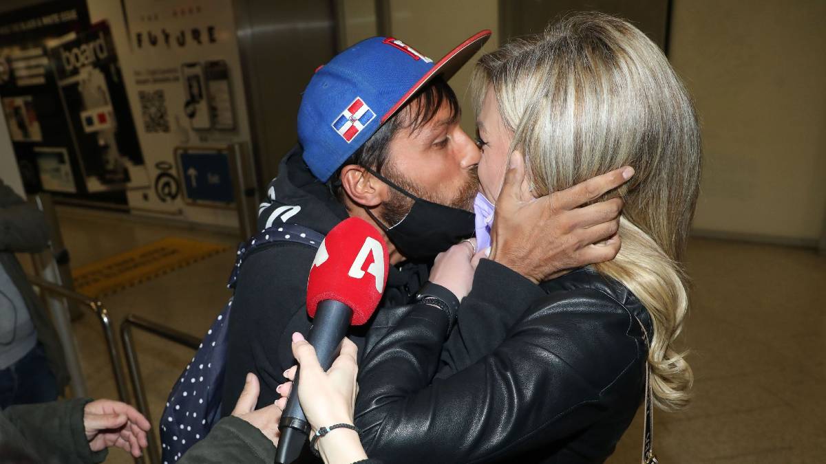 Survivor 5: Γύρισε στην Ελλάδα ο Γιάννης Τσολάκης – Το παθιασμένο φιλί στη σύντροφό του