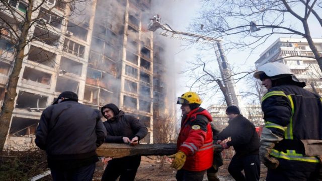Πόλεμος στην Ουκρανία: Τουλάχιστον δύο νεκροί από νέο χτύπημα πυροβολικού σε πολυκατοικία στο Κίεβο