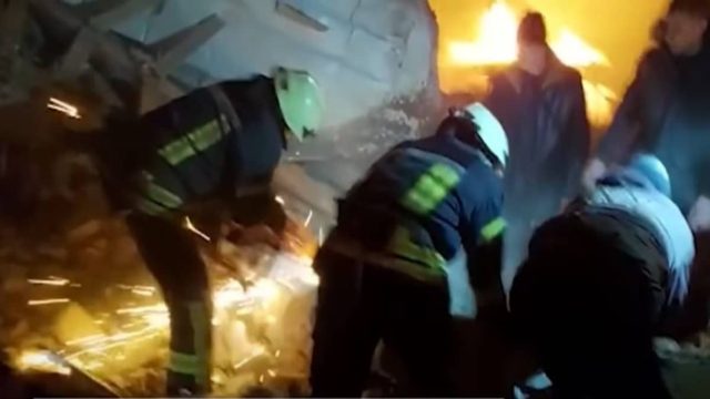 Πόλεμος στην Ουκρανία – «Γροθιά στο στομάχι»: Η Ρωσία βομβαρδίζει μαιευτήριο – Μάχη στα χαλάσματα για επιζώντες (video)