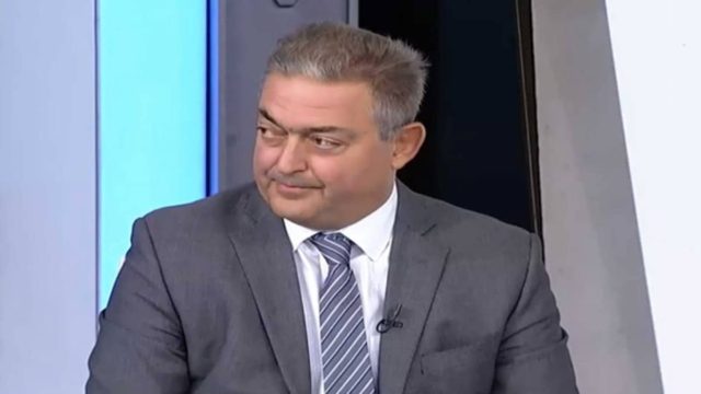 Μαινόμενος Βασιλακόπουλος στον ΣΚΑΪ: «Δε μπορούν να να βγαίνουν έξω ελεύθερα οι ανεμβολίαστοι» (video)