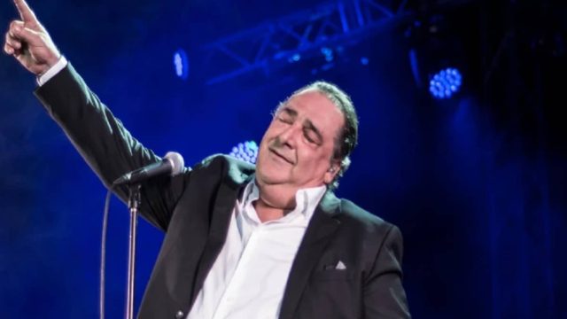 Σοκ με τον Βασίλη Καρρά: Έφυγε από το νοσοκομείο και ανέβηκε στην πίστα με την πεταλούδα στο χέρι!