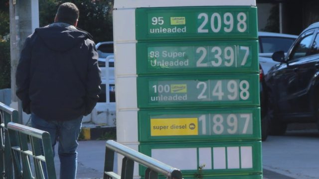 Μας κοροϊδεύουν; Στο 1,37 η τιμή της βενζίνης στην Κύπρο – Ολοταχώς για τα 2,5 ευρώ στην Ελλάδα: Το «ράλι» αυξήσεων και ο ΦΠΑ (video)