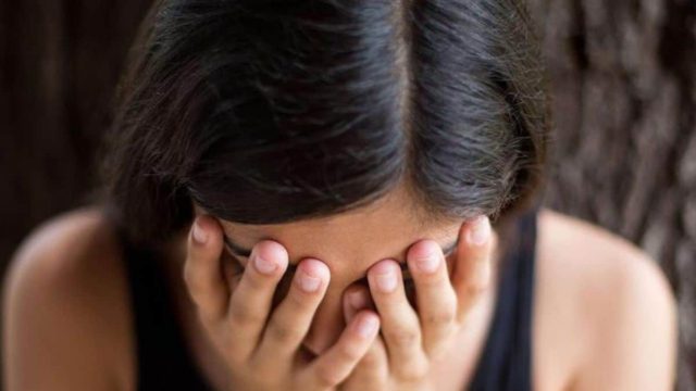 Φρίκη με βιασμό στον Πειραιά – Ξύπνησε ζαλισμένη σπίτι της με έναν γυμνό άνδρα να πίνει μπύρες