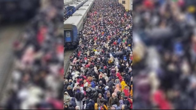 Πόλεμος στην Ουκρανία – Συγκλονιστικά βίντεο από το Χάρκοβο: Περιμένοντας το… τρένο της σωτηρίας τους!