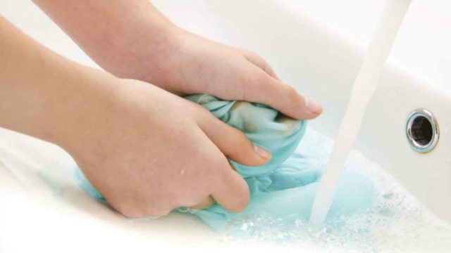 Καμία ανησυχία: Αυτά είναι τα tips για να καταλάβετε εάν τα ρούχα σας ξεβάφουν!