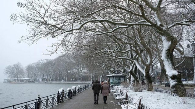 Κακοκαιρία «Φίλιππος»: Σε ποιες περιοχές θα παραμείνουν κλειστά τα σχολεία λόγω του σφοδρού χιονιά (video)