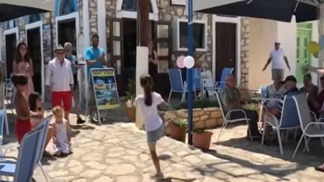 Καστελόριζο: Συγκινεί 8χρονο κοριτσάκι – Χορεύει το πιο μάγκικο ζεϊμπέκικο και αποθεώνεται