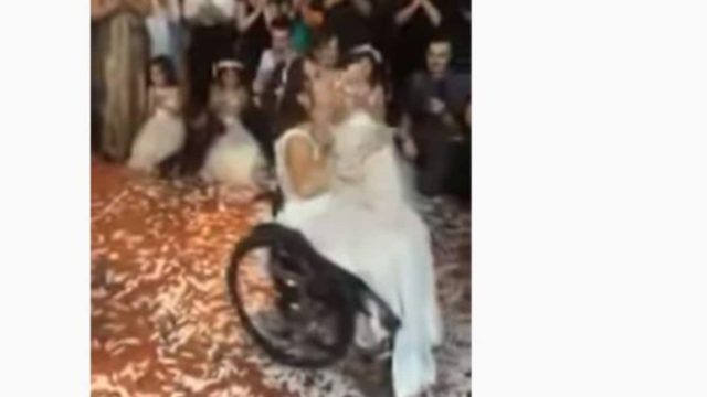 Άξια θαυμασμού: Το ζεϊμπέκικο μιας νύφης σε αμαξίδιο – Από τα ομορφότερα που υπάρχουν