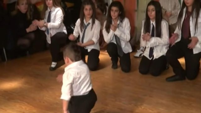5χρονος μερακλής χορεύει το πιο μάγκικο ζεϊμπέκικο που έχουμε δει και όλοι μένουν «κόκκαλο»