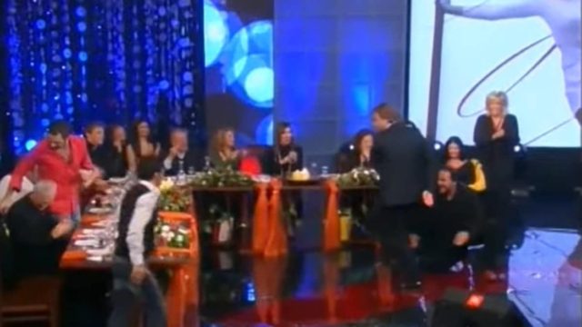 Το λεβέντικο ζεϊμπέκικο κορυφαίου ηθοποιού που έφερε «σεισμό» στο πλατό – Σε ποιον το αφιέρωσε;