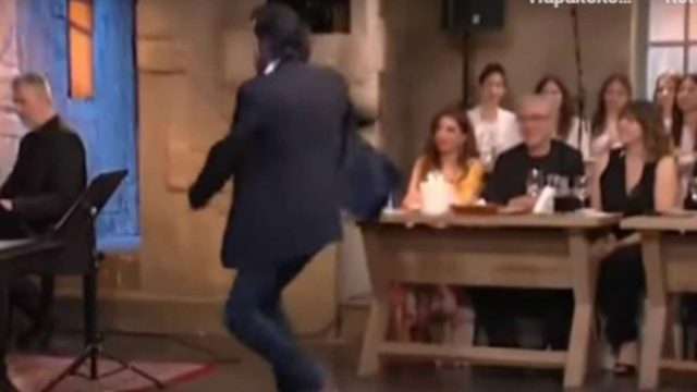 Ανατρίχιασε όλο το πλατό: Το πιο βαρύ ζεϊμπέκικο από κούκλο ηθοποιό που μοίρασε «εγκεφαλικά»