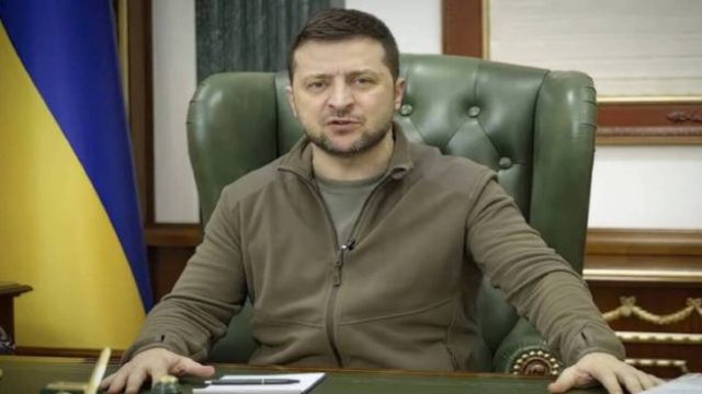 Πόλεμος στην Ουκρανία: Νέο δραματικό διάγγελμα Ζελένσκι – «100.000 άνθρωποι παραμένουν παγιδευμένοι στη Μαριούπολη, χωρίς τροφή» (Video)
