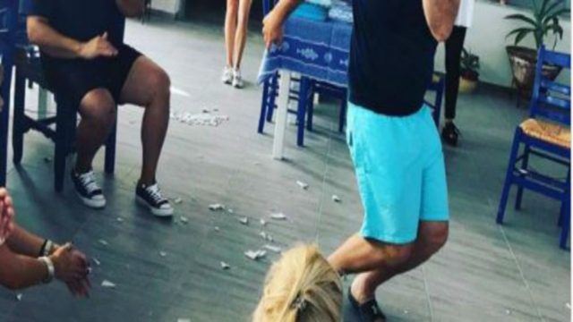 Παντρεύει την καλύτερή του φίλη και “δίνει ρέστα” αφιερώνοντας της το πιο βαρύ ζεϊμπέκικο