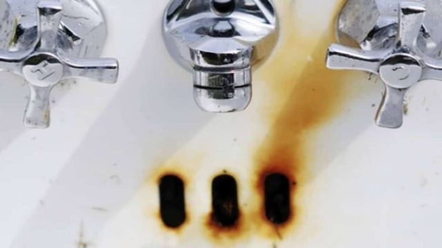 Το έξυπνο κόλπο: Πώς να εξαφανίσετε την σκουριά από τη μπανιέρα και τον νιπτήρα