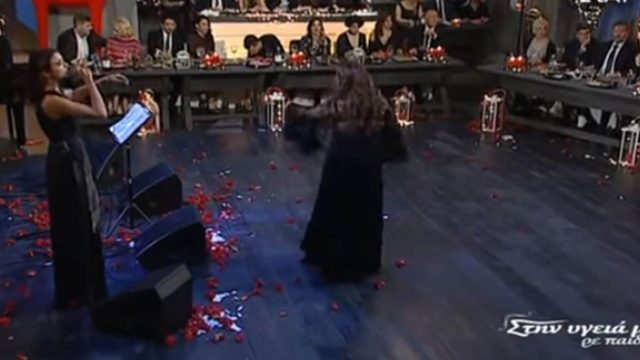 Ποιά Κατερίνα Καραβάτου; Το καθηλωτικό τσιφτετέλι πασίγνωστης ηθοποιού που έκανε “τούρμπο” τον Κρατερό Κατσούλη (video)