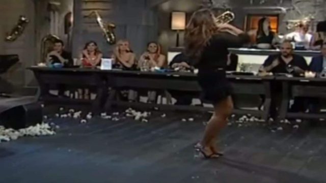 To αμαρτωλό τσιφτετέλι πανέμορφης τραγουδίστριας που έβαλε “φωτιά” στην πίστα!