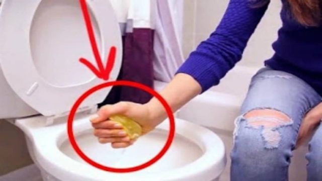 Πως το έκανε αυτό; Έριξε χοντρό αλάτι σε ένα λεμόνι και το έστυψε στην λεκάνη – Απίστευτο αυτό που πέτυχε!