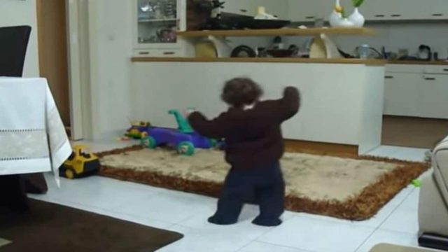 Το μερακλίδικο ζεϊμπέκικο του Γιάννη! Έχει “ρίξει” το Youtube με τις 666.216 προβολές!