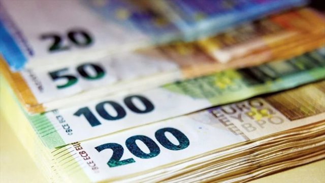 “Βροχή” χρημάτων: Ποιά επιδόματα πληρώνονται τις επόμενες ημέρες – Ποιοί είναι οι δικαιούχοι (video)