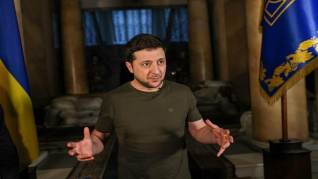 Πόλεμος στην Ουκρανία: Πολιτική «θύελλα» για την ομιλία στη Βουλή – Περισσότερα όπλα και αυστηρότερες κυρώσεις ζητά ο Ζελένσκι (video)