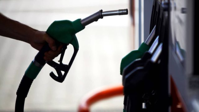 Στο τραπέζι η μείωση του ΕΦΚ και τα αποθέματα πετρελαίου – Τι θα ζητήσει η Ελλάδα