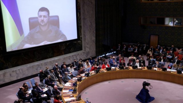 Πόλεμος στην Ουκρανία – Ζελένσκι: Ανατριχίλα από το βίντεο που έδειξε στον ΟΗΕ με απανθρακωμένα και ακρωτηριασμένα πτώματα
