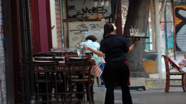 Σάλος στη Θεσσαλονίκη – Εξοργιστική καταγγελία: Eργοδότρια «τραμπούκισε» σερβιτόρα για φιλοδώρημα 1€