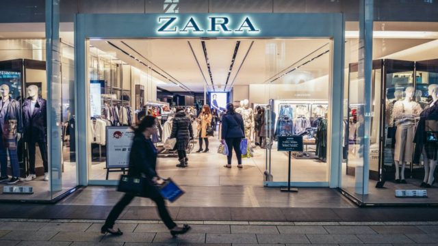 Χαμός στα ZARA – Το sexy φόρεμα που προκαλέι πανικό και κοστίζει μόνο 9,95 ευρώ