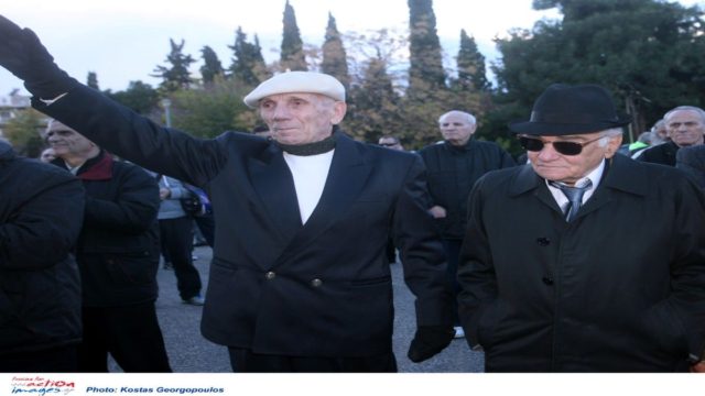 Πέθανε ο θρύλος του Ολυμπιακού, Κώστας Καραπατής