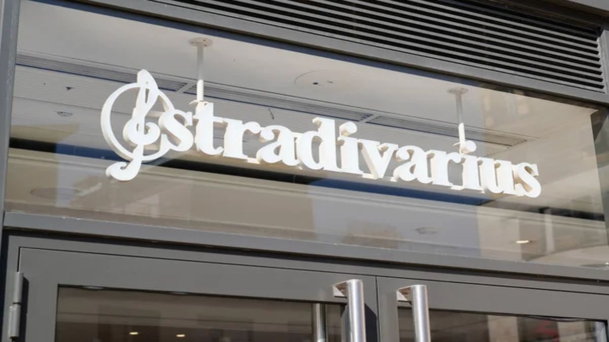 Πανζουρλισμός στα Stradivarius – Ουρές για αυτά τα πέδιλα