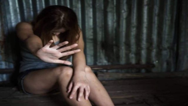 Καταγγελία – θρίλερ στον Βόλο: 25χρονη κατηγορεί τον πρώην της για βιασμό μέσα σε καφετέρια