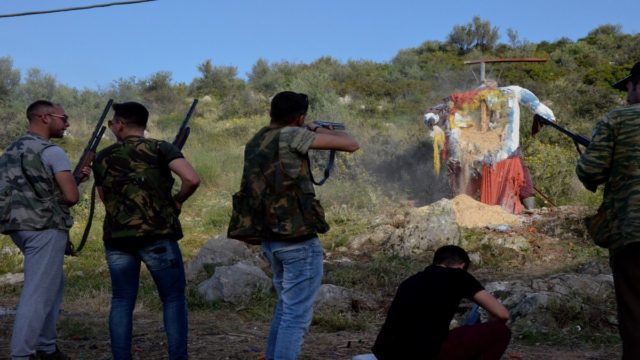 Πάσχα 2022: Σε Κρήτη και Χαλκιδική αντί για τον Ιούδα καίνε τον… Πούτιν (photo-video)