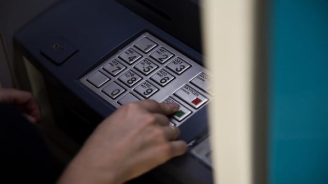 Νέα μεγάλη απάτη: Έτσι κλέβουν τα PIN από τις κάρτες σας στα ATM – Βίντεο ντοκουμέντο