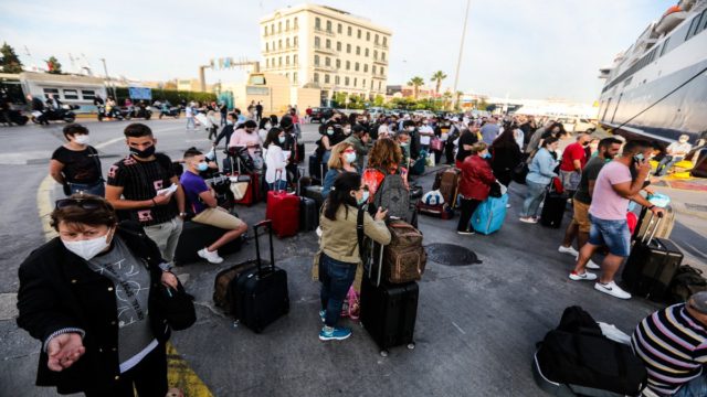 Εικόνες… 2019: Ξεκίνησε η μαζική έξοδος του Πάσχα – Τετραπλάσια η κίνηση στα λιμάνια σε σχέση με πέρσι (video)