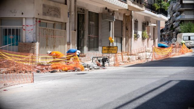 «Ανακαίνιση» στο κέντρο της Αθήνας: Ανακατασκευάζονται 410 πεζοδρόμια στις γειτονιές της πόλης (photos)