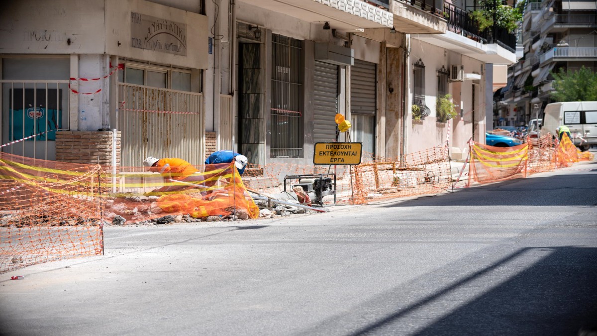 «Ανακαίνιση» στο κέντρο της Αθήνας: Ανακατασκευάζονται 410 πεζοδρόμια στις γειτονιές της πόλης (photos)