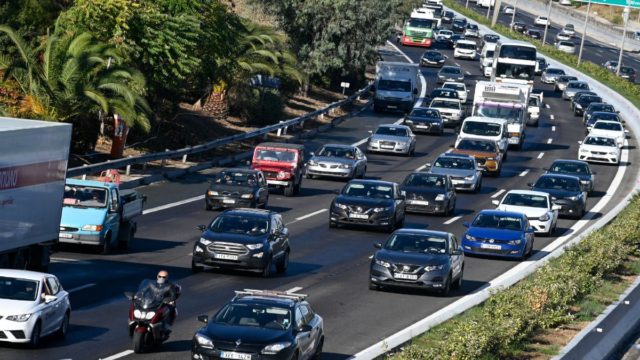 Μποτιλιάρισμα διαρκείας στην Αττική: «Αμοκ» στα εθνικά οδικά δίκτυα – Επέστρεψαν στην Αθήνα 76.000 αυτοκίνητα! (video)