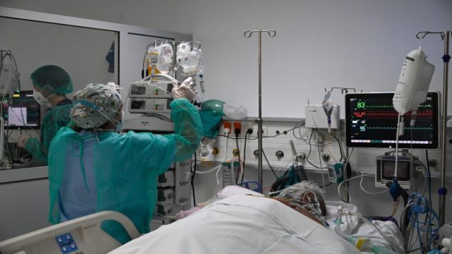 Κορωνοϊός – Ανείπωτη θλίψη στο «Αττικόν»: Πέθανε στο νοσοκομείο 20χρονη έγκυος – Ήταν ανεμβολίαστη