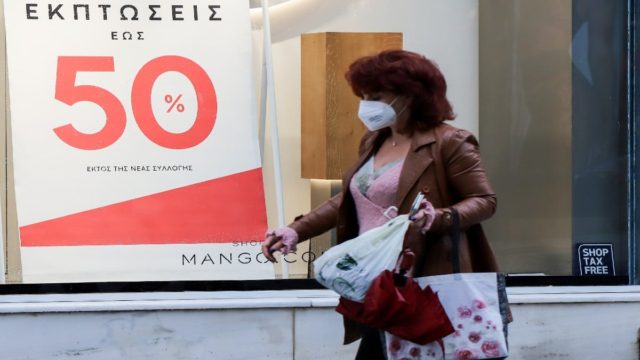 Ενδιάμεσες ανοιξιάτικες εκπτώσεις: Έρχονται μετά το Πάσχα – Ποια μέρα ξεκινούν για τα εμπορικά καταστήματα
