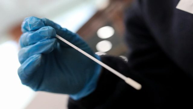 Κορωνοϊός 26/4: Παραμένουν πάνω από τους 40 οι νεκροί – Κομμένα… στη μέση τα κρούσματα