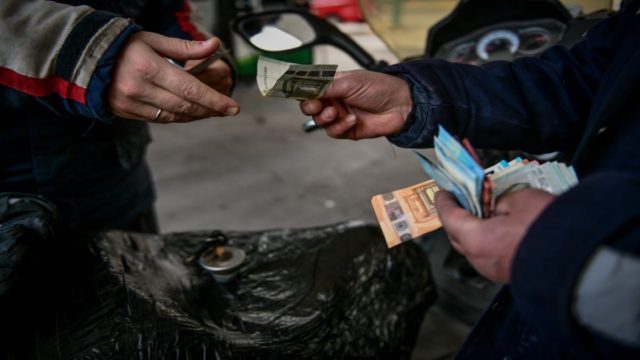 Fuel Pass: Ποια ΑΦΜ υποβάλλουν αίτηση σήμερα (28/4) – Όλα όσα πρέπει να ξέρετε (video)