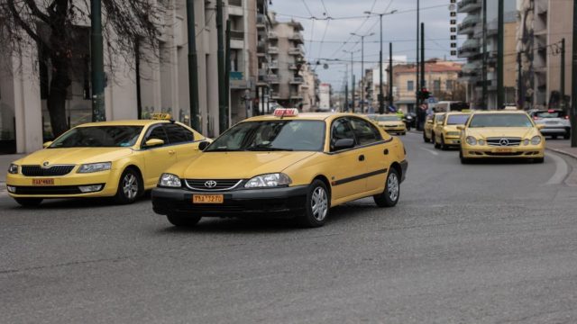 Θρίλερ στην Αθηνών – Κορίνθου: Οδηγός ταξί δέχτηκε σφαίρα πάνω στην Εθνική οδό