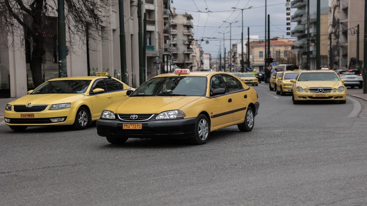Θρίλερ στην Αθηνών – Κορίνθου: Οδηγός ταξί δέχτηκε σφαίρα πάνω στην Εθνική οδό
