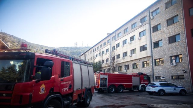 Συναγερμός στην πυροσβεστική: Φωτιά στο εργοστάσιο γαλακτοκομικών της «Δέλτα» στον Ταύρο