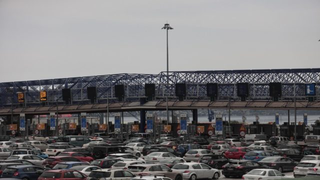 Σε εξέλιξη η μεγάλη φυγή των εκδρομέων από την Αθήνα – Αυξημένη η κίνηση στους δρόμους και «έμφραγμα» σε διόδια (video)