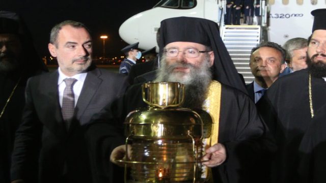 Πάσχα 2022: Έφτασε στην Αθήνα με μεγάλη καθυστέρηση το Άγιο Φως – Η υποδοχή στο «Ελ. Βενιζέλος» (video)