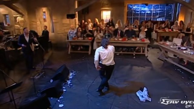 Ανατριχιάσαμε από τη λεβεντιά του: Το πιο sexy ανδρικό ζεϊμπέκικο που είδαμε στην ελληνική τηλεόραση (video)