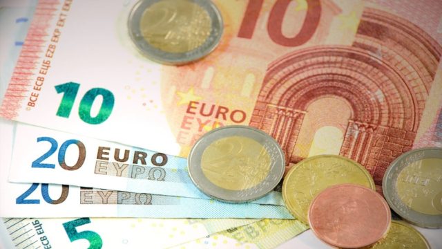 Αυτά είναι τα σενάρια για τον κατώτατο μισθό: Πότε ανοίγει τα χαρτιά της η κυβέρνηση και η ισορροπία που καλείται να διατηρήσει