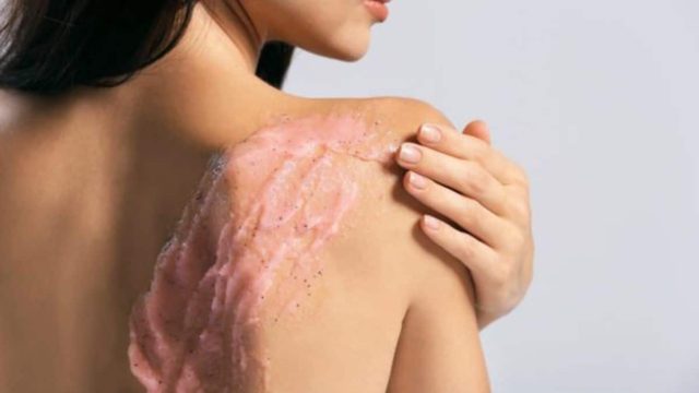 Φτιάξτε το τέλειο scrub σώματος με ελαιόλαδο και άλλα 3 υλικά