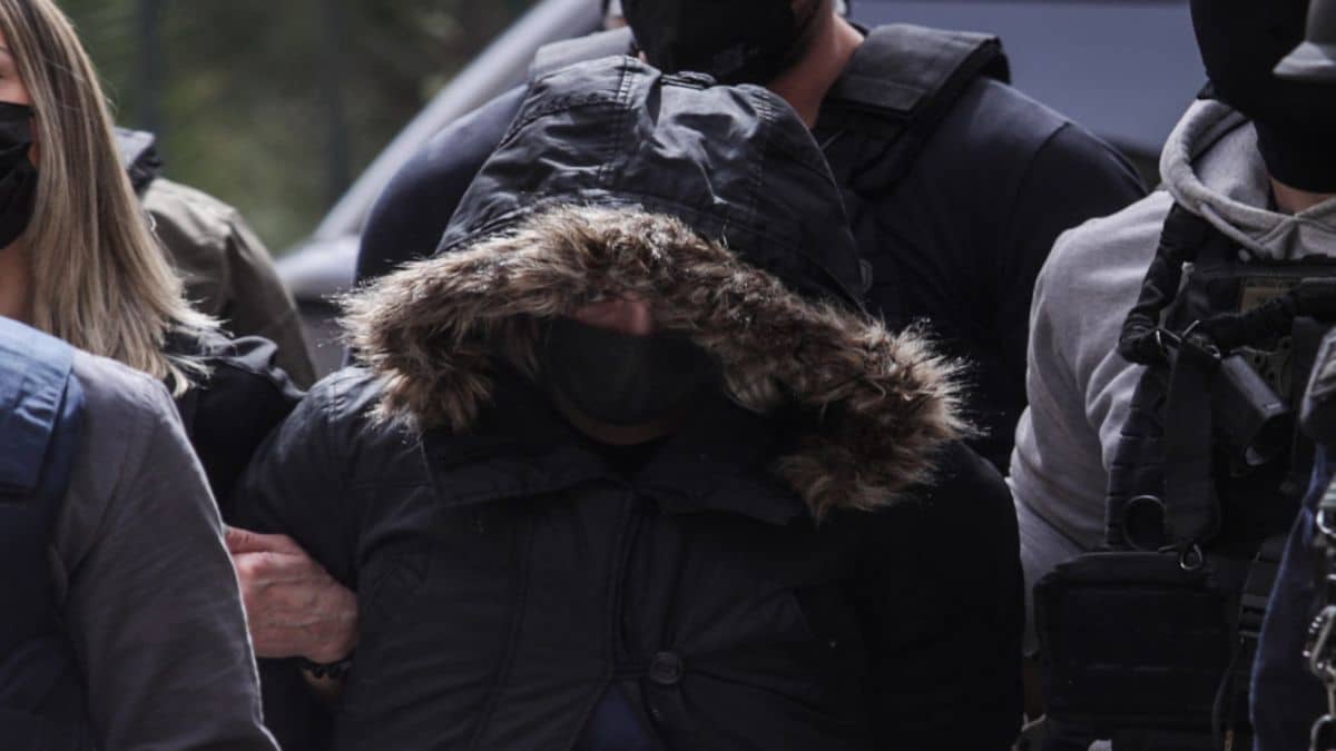 Ρούλα Πισπιρίγκου: Αναψε λαμπάδες των νεκρών παιδιών μέσα στο κελί των φυλακών Κορυδαλλού (video)